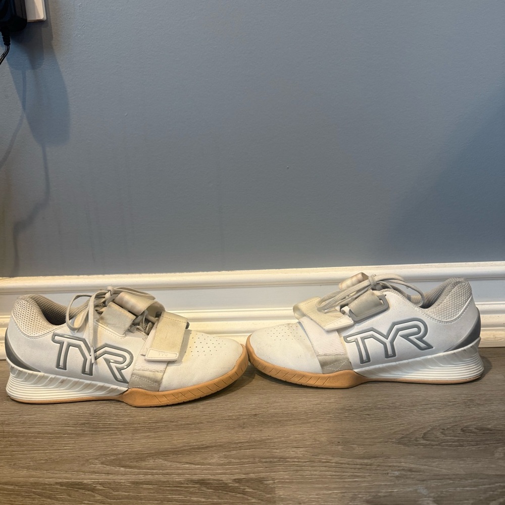 TYR  L1 lifters in white